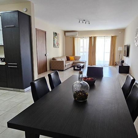 Large Apartment In Marsascala. Sleeps 6 Марсаскала Екстериор снимка