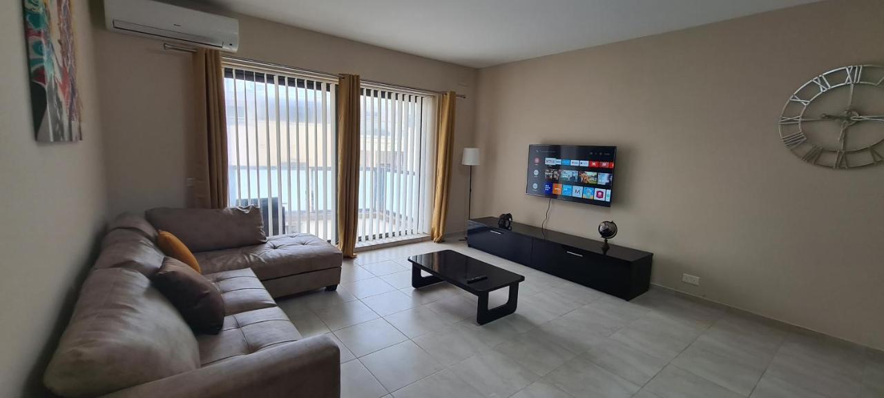 Large Apartment In Marsascala. Sleeps 6 Марсаскала Екстериор снимка