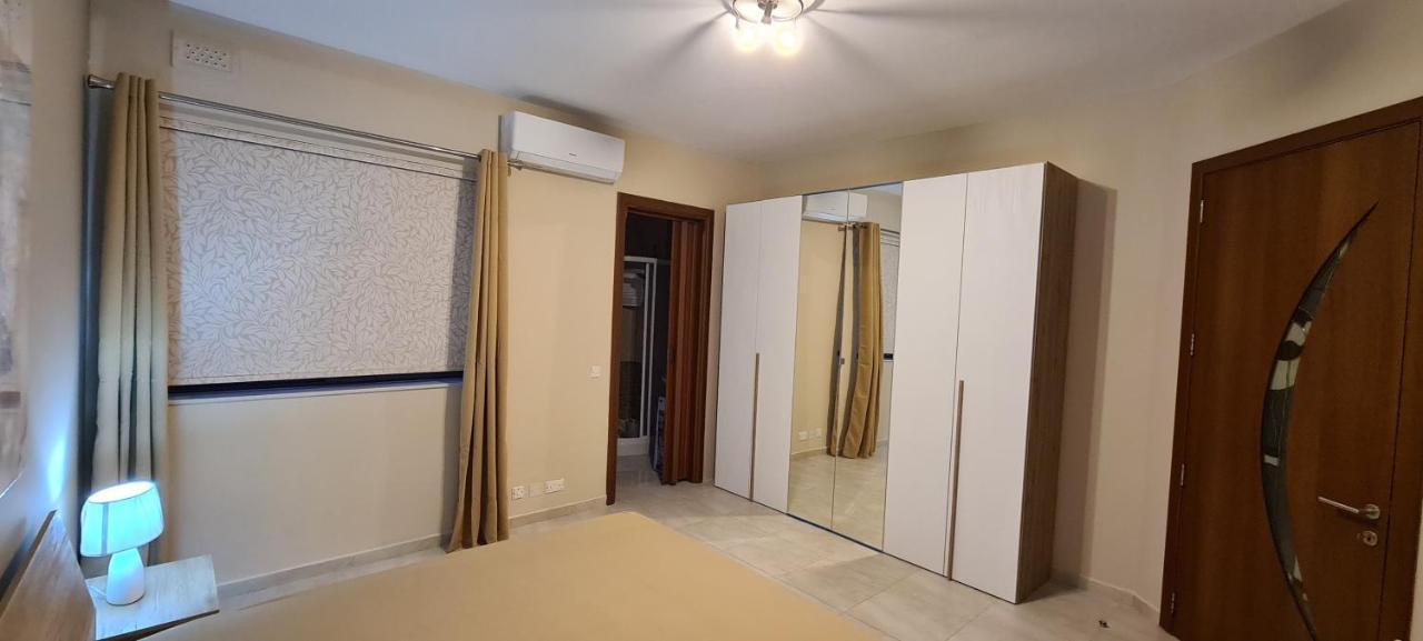 Large Apartment In Marsascala. Sleeps 6 Марсаскала Екстериор снимка